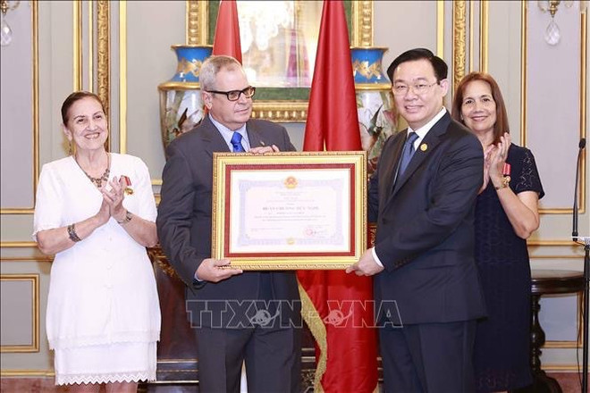 Entrega titular parlamentario de Vietnam Orden Ho Chi Minh a Esteban Lazo Hernández ảnh 4