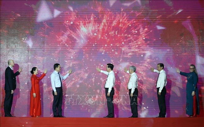 Presidente participa en ceremonia de lanzamiento del Mes Humanitario 2023 ảnh 2 Presidente participa en ceremonia de lanzamiento del Mes Humanitario 2023 ảnh 2