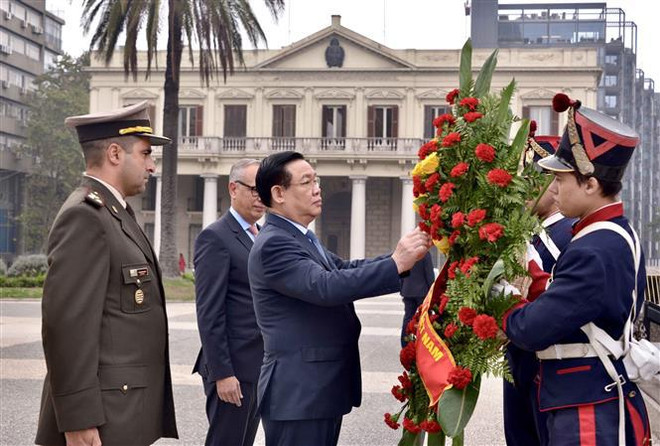 Visita del Presidente del Parlamento vietnamita acapara atención del público uruguayo ảnh 1 Visita del Presidente del Parlamento vietnamita acapara atención del público uruguayo ảnh 1