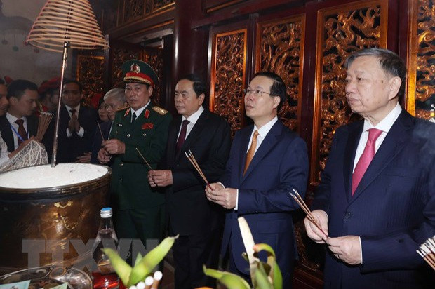 Presidente de Vietnam rinde homenaje a los fundadores de la nación ảnh 1 Presidente de Vietnam rinde homenaje a los fundadores de la nación ảnh 1