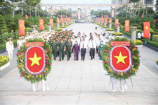 Dirigentes de Ciudad Ho Chi Minh rinden homenaje a héroes y mártires ảnh 1