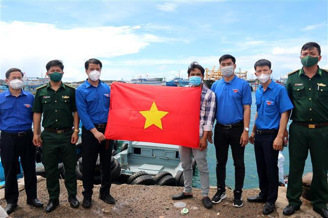 Entregan cientos de banderas nacionales a pescadores en isla vietnamita de Phu Quy ảnh 1 Entregan cientos de banderas nacionales a pescadores en isla vietnamita de Phu Quy ảnh 1