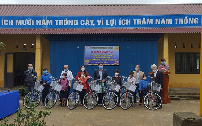  Entidad francesa dona bicicletas a estudiantes pobres en provincia de Thua Thien- Hue ảnh 1