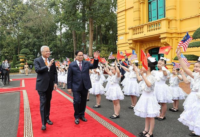 Primer ministro vietnamita da la bienvenida a su homólogo malasio ảnh 2 Primer ministro vietnamita da la bienvenida a su homólogo malasio ảnh 2