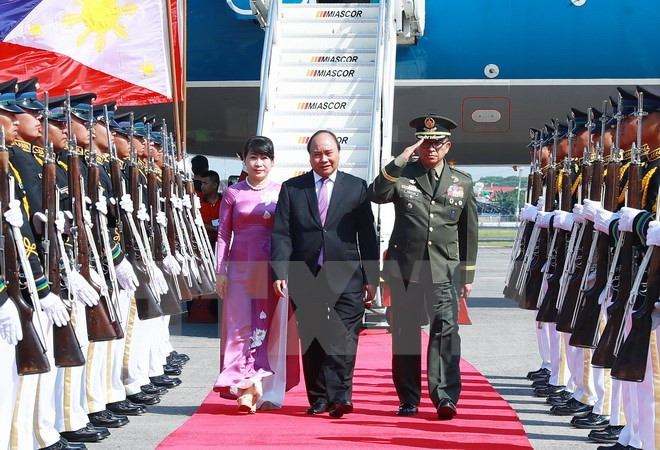 Premier vietnamita llega a Filipinas para XXX Cumbre de ASEAN ảnh 1 Premier vietnamita llega a Filipinas para XXX Cumbre de ASEAN ảnh 1