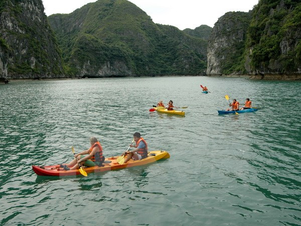 Reanudan servicios de kayak en Bahía vietnamita de Ha Long ảnh 1 Reanudan servicios de kayak en Bahía vietnamita de Ha Long ảnh 1