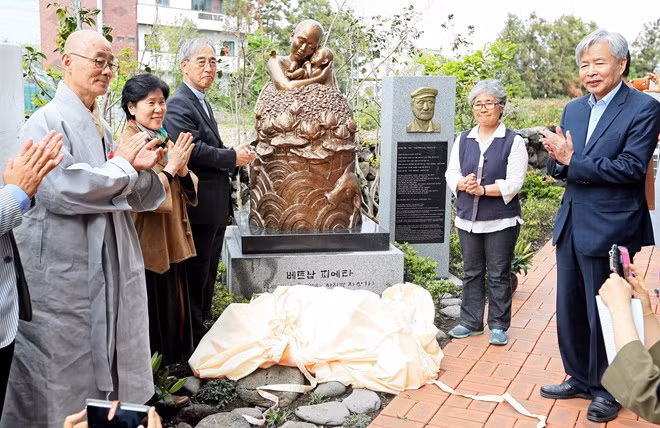 Develan en Sudcorea estatua de arrepentimiento por atrocidades en guerra de Vietnam ảnh 1 Develan en Sudcorea estatua de arrepentimiento por atrocidades en guerra de Vietnam ảnh 1