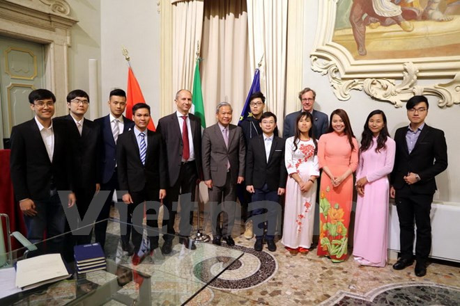Dispuesta universidad italiana a conceder más becas a estudiantes vietnamitas ảnh 1 Dispuesta universidad italiana a conceder más becas a estudiantes vietnamitas ảnh 1
