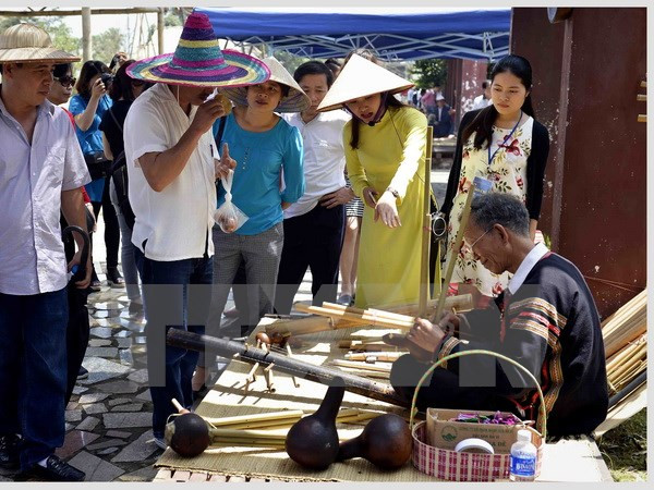 Nutridas actividades en saludo a Día cultural de etnias vietnamitas ảnh 1 Nutridas actividades en saludo a Día cultural de etnias vietnamitas ảnh 1
