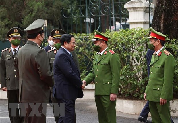 Premier vietnamita felicita a la policía y personal médico en Hanoi por Tet ảnh 1 Premier vietnamita felicita a la policía y personal médico en Hanoi por Tet ảnh 1