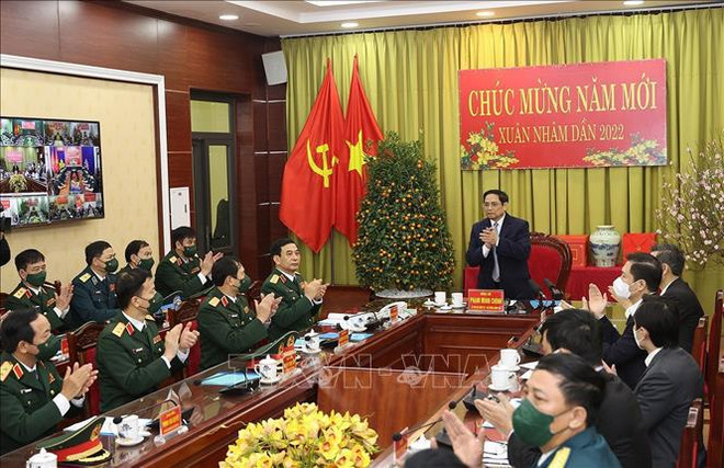 Primer ministro de Vietnam visita Fuerza aérea y antiaérea en vísperas del Tet ảnh 1 Primer ministro de Vietnam visita Fuerza aérea y antiaérea en vísperas del Tet ảnh 1