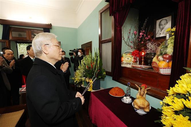Rinden tributo al Presidente Ho Chi Minh en ocasión del Tet ảnh 1 Rinden tributo al Presidente Ho Chi Minh en ocasión del Tet ảnh 1