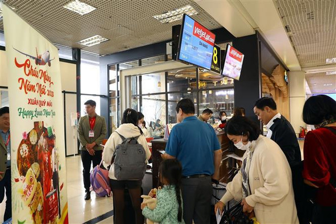 Aeropuertos vietnamitas reciben gran número de pasajeros en ocasión del Tet ảnh 2 Aeropuertos vietnamitas reciben gran número de pasajeros en ocasión del Tet ảnh 2