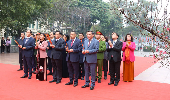 Autoridades de Hanoi rinden homenaje a antepasados y Presidente Ho Chi Minh ảnh 1 Autoridades de Hanoi rinden homenaje a antepasados y Presidente Ho Chi Minh ảnh 1
