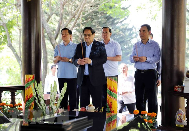 Primer ministro de Vietnam rinde homenaje a difuntos dirigentes del Gobierno ảnh 1