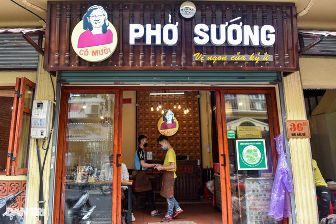 Nombres únicos distinguen a restaurantes de Pho en Hanoi ảnh 1