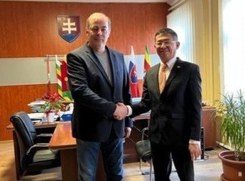 Embajador vietnamita visita ciudad de Horne Saliby en Eslovaquia ảnh 1 Embajador vietnamita visita ciudad de Horne Saliby en Eslovaquia ảnh 1