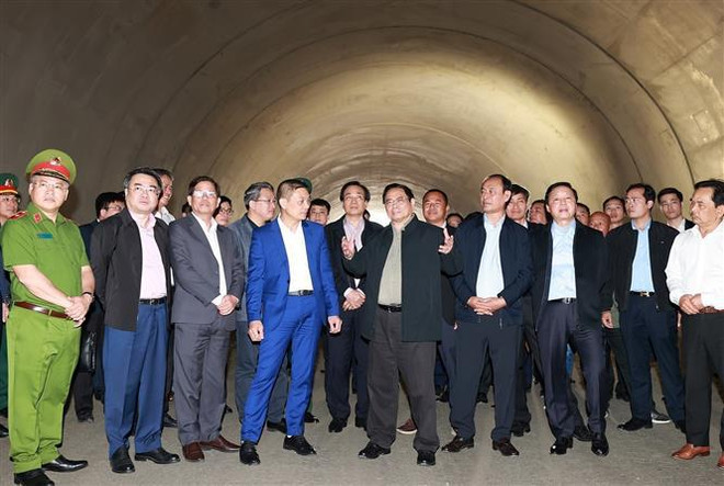 Premier vietnamita alienta ejecución de obras infraestructurales importantes ảnh 2