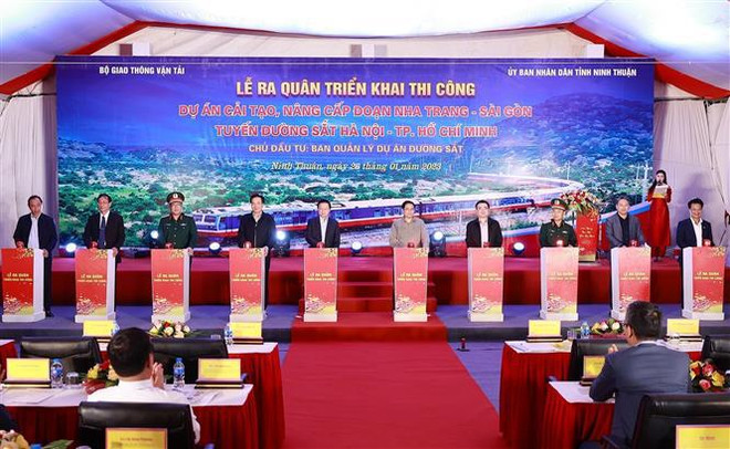 Premier vietnamita alienta ejecución de obras infraestructurales importantes ảnh 1