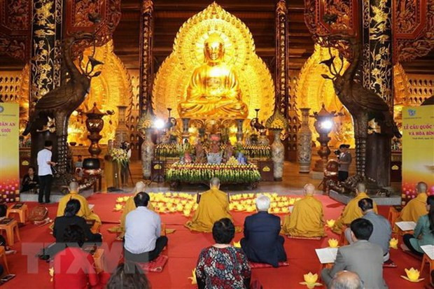 Miles de visitantes asisten a Festival de la pagoda Bai Dinh ảnh 1