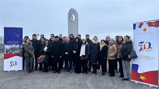 Celebran 50º aniversario de Acuerdos de Paz de París en ciudad francesa ảnh 2 Celebran 50º aniversario de Acuerdos de Paz de París en ciudad francesa ảnh 2