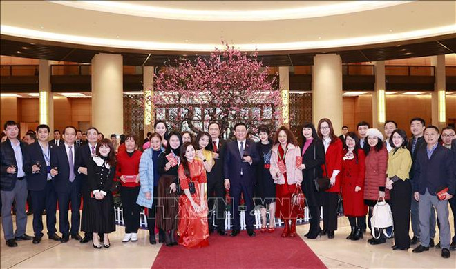 Presidente parlamentario de Vietnam felicita al personal de la Oficina legislativa ảnh 1 Presidente parlamentario de Vietnam felicita al personal de la Oficina legislativa ảnh 1