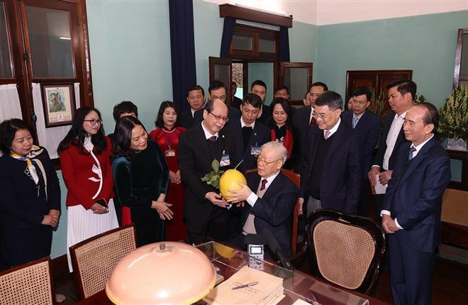 Máximo dirigente del PCV ofrece inciensos en homenaje al Presidente Ho Chi Minh ảnh 2 Máximo dirigente del PCV ofrece inciensos en homenaje al Presidente Ho Chi Minh ảnh 2