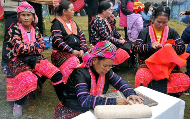 Arte de tejido de los Mong en zonas montañosas de Vietnam ảnh 1