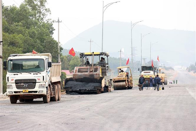 Premier vietnamita continúa inspeccionando proyectos infraestructurales claves ảnh 2 Premier vietnamita continúa inspeccionando proyectos infraestructurales claves ảnh 2
