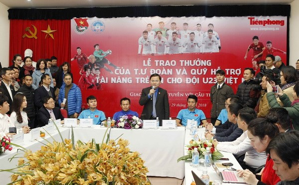 Unión vietnamita de Jóvenes Comunistas honra a miembros del equipo de fútbol sub-23 ảnh 1