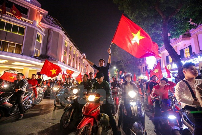 Millones de vietnamitas explotan de alegría tras dramática victoria de equipo nacional de fútbol ảnh 1 Millones de vietnamitas explotan de alegría tras dramática victoria de equipo nacional de fútbol ảnh 1