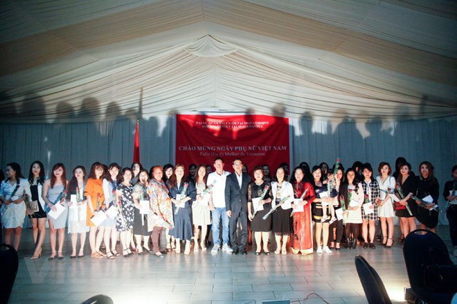 Vietnamitas en el exterior se reúnen en ocasión del Año Nuevo ảnh 1