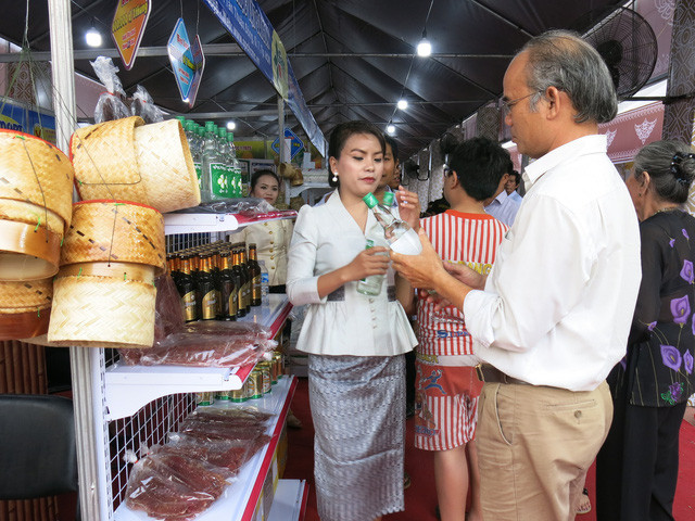 Presentan en Ciudad Ho Chi Minh amplia oferta de productos laosianos ảnh 1