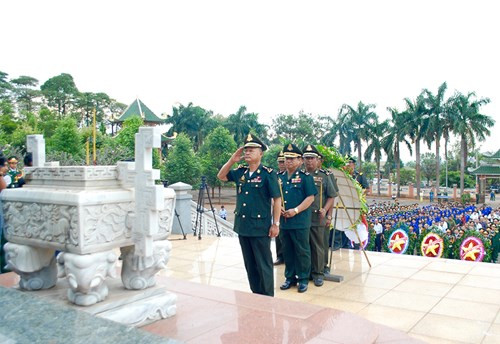 Delegación del Ejército Royal de Camboya rinde homenaje a mártires voluntarios vietnamitas ảnh 1 Delegación del Ejército Royal de Camboya rinde homenaje a mártires voluntarios vietnamitas ảnh 1
