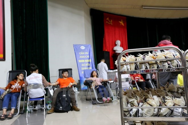 Vicepremier vietnamita asiste a movimiento de donación de sangre “Domingo Rojo” ảnh 1 Vicepremier vietnamita asiste a movimiento de donación de sangre “Domingo Rojo” ảnh 1