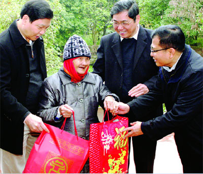 Localidades vietnamitas brindan apoyo a los trabajadores y los pobres ảnh 1 Localidades vietnamitas brindan apoyo a los trabajadores y los pobres ảnh 1