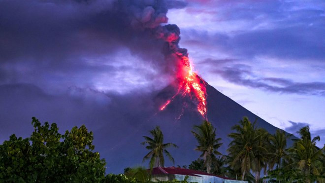 Filipinas: Evacuan a miles de personas por erupción del volcán Mayon ảnh 1 Filipinas: Evacuan a miles de personas por erupción del volcán Mayon ảnh 1