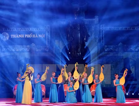 Diversos programas artísticos en saludo al Día de Liberación de Hanoi ảnh 1