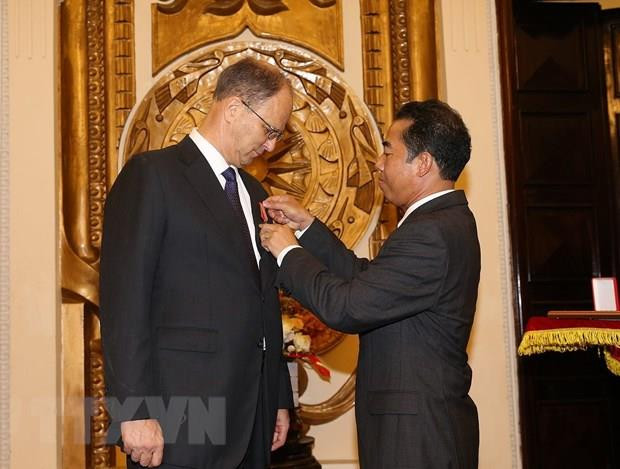 Otorga Vietnam Orden de Amistad al embajador de Alemania ảnh 1 Otorga Vietnam Orden de Amistad al embajador de Alemania ảnh 1