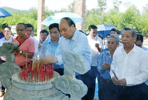 Rinde homenaje premier vietnamita a héroes y mártires en Quang Nam ảnh 1