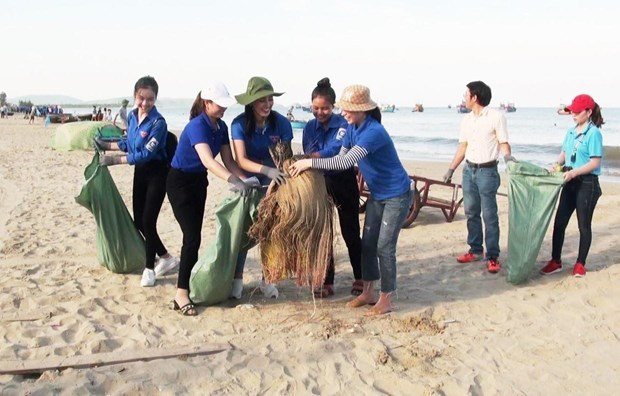 Jóvenes vietnamitas residentes en Ultramar se unen a campaña de limpieza de entorno ảnh 1 Jóvenes vietnamitas residentes en Ultramar se unen a campaña de limpieza de entorno ảnh 1