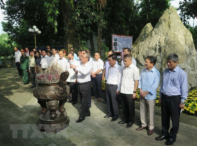 Dirigentes de Vietnam rinden homenaje a mártires de guerra ảnh 1 Dirigentes de Vietnam rinden homenaje a mártires de guerra ảnh 1