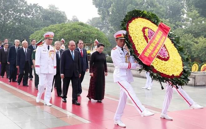 Rinden homenaje altos dirigentes vietnamitas a héroes y mártires de la Patria ảnh 1