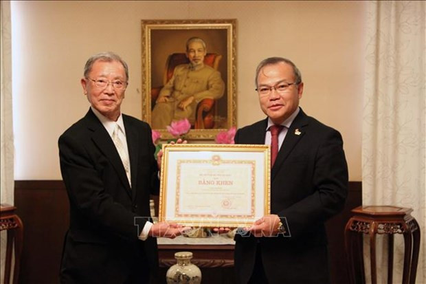 Entregan certificado de mérito de canciller vietnamita a coleccionista de arte japonés ảnh 1 Entregan certificado de mérito de canciller vietnamita a coleccionista de arte japonés ảnh 1