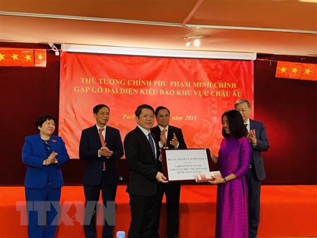 Vietnamitas en Italia ayudan a áreas afectadas por desastres naturales en la Patria ảnh 1 Vietnamitas en Italia ayudan a áreas afectadas por desastres naturales en la Patria ảnh 1