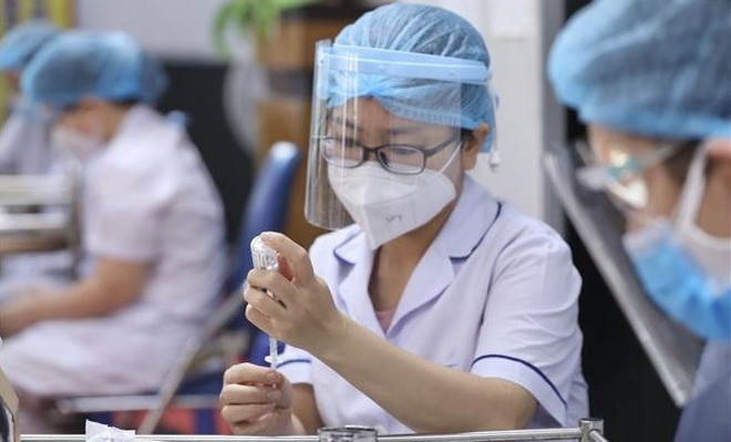 Piden acelerar cobertura de vacunación del COVID-19 en localidades vietnamitas ảnh 1