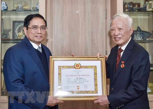 Confieren al exviceprimer ministro vietnamita insignia por 60 años de membresía del PCV ảnh 1 Confieren al exviceprimer ministro vietnamita insignia por 60 años de membresía del PCV ảnh 1