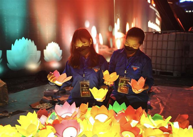 Solemne acto conmemorativo por víctimas fatales del COVID-19 en Vietnam ảnh 1 Solemne acto conmemorativo por víctimas fatales del COVID-19 en Vietnam ảnh 1