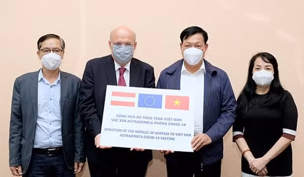 Vietnam recibe 50 mil dosis de vacuna contra el COVID-19 de Austria ảnh 2