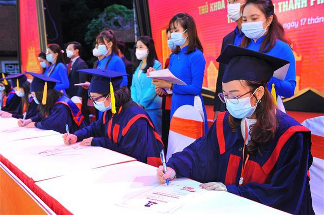 Honran a 90 graduados universitarios sobresalientes de Hanoi ảnh 2 Honran a 90 graduados universitarios sobresalientes de Hanoi ảnh 2